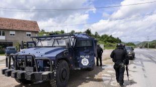 Етнически сърби блокират главните пътищаЕксплозии стрелба и пътни блокади са