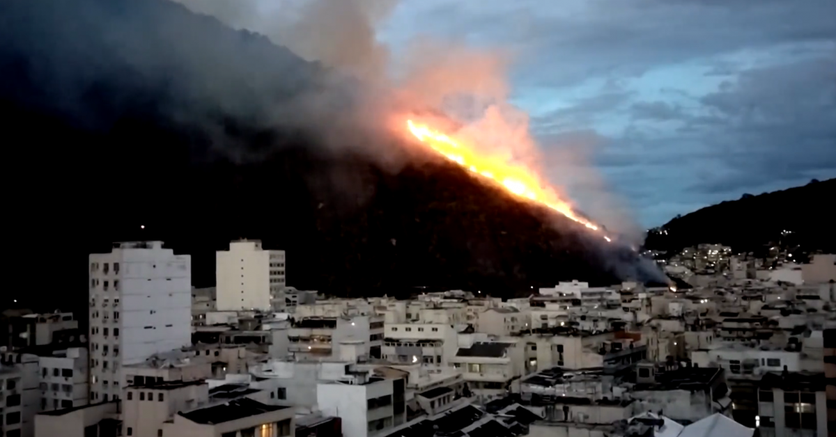 Мощен горски пожар избухна на хълм в непосредствена близост до