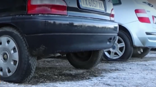 Мъж наряза гумите на 56 коли паркирани пред жилищни кооперации