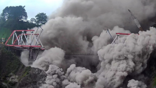 Няколко села са погребани под вулканична пепел, 2000 души са евакуирани заради вулкана Семеру в Индонезия (ВИДЕО)