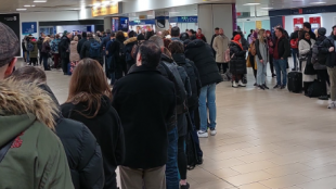 Евакуираха хиляди пътници на летището в Глазгоу след сигнал за бомба