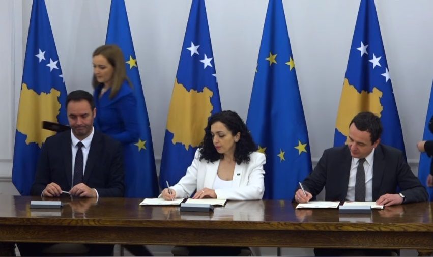 Президентът на Косово Вьоса Османи,  премиерът Албин Курти и председателят