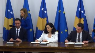 Президентът на Косово Вьоса Османи   премиерът Албин Курти и