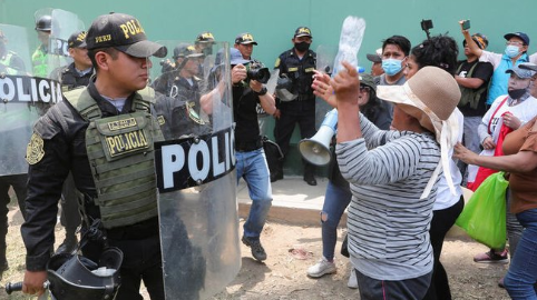 Броят на загиналите по време на протестите, които заляха Перу