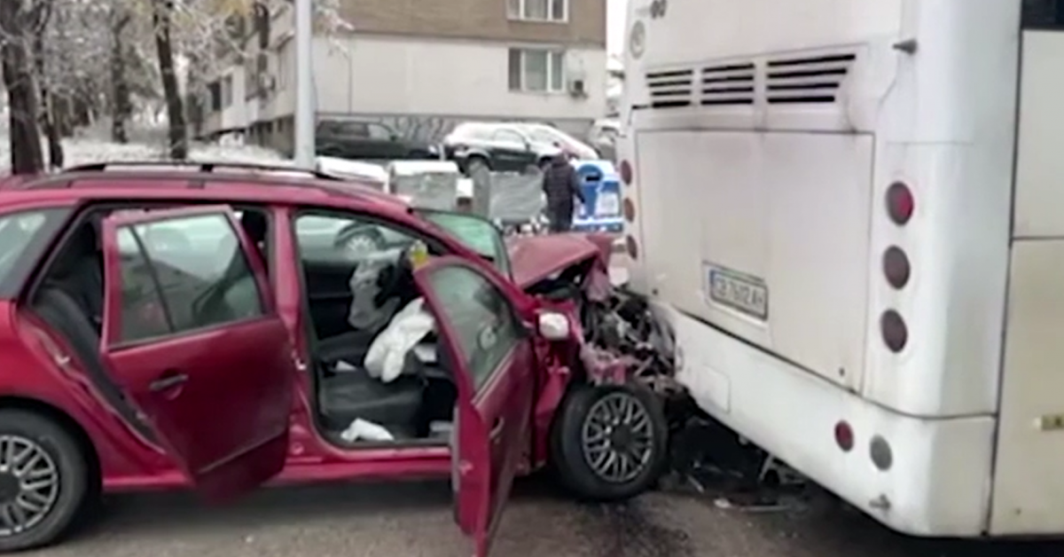 Катастрофа между лек автомобил и автобус в работници във Враца.