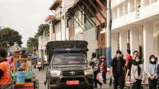 Двама загинали и осем ранени при експлозия в полицейски участък в Индонезия