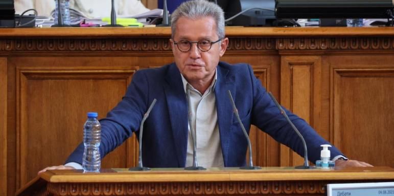 Скандал се разрази между ДПС и Бойко Рашков в пленарна