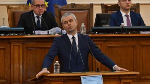 Лидерът на партия Възраждане Костадин Костадинов призова за предсрочни избори