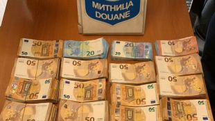 Митнически служители откриха близо 71 000 евро укрити от водача