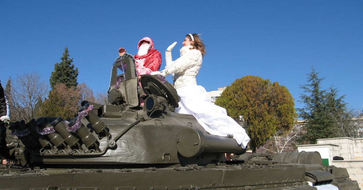 Дядо Коледа и Снежанка пристигнаха с танк в Сливен. Истински