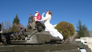Дядо Коледа и Снежанка пристигнаха с танк в Сливен Истински