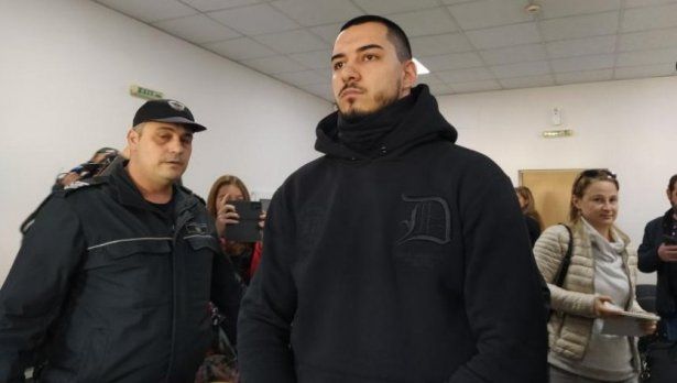 Съдът прати в ареста ченгето, заловено да превозва 31 мигрантиРайонният