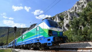 Движението на влаковете в България се осигурява от поне три