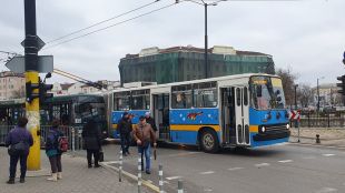 Тролей и автобус №213 са се ударили на кръговото кръстовище