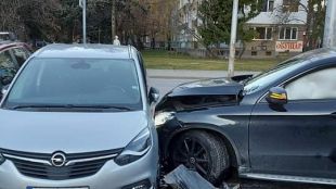 Джип се удари в спрян автомобил на паркинг в близост