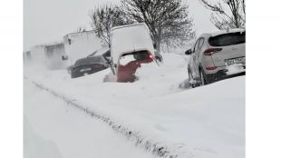 Сняг и виелици затвориха пътища и блокираха хора в някои