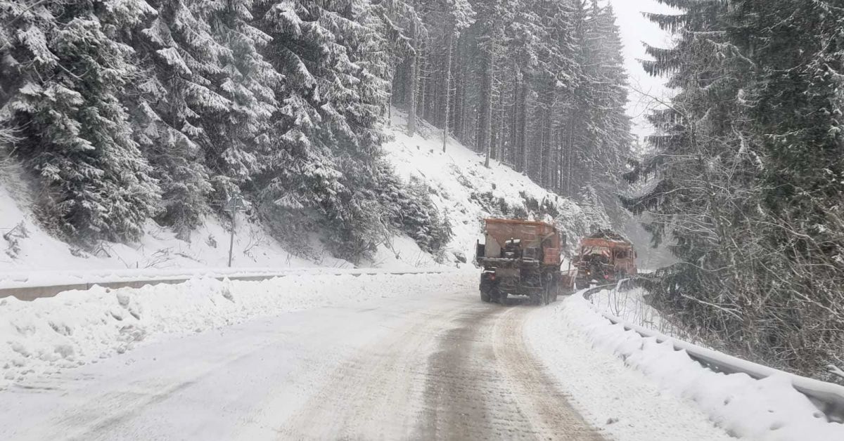 След продължаващия от часове снеговалеж в Смолянска област са въведени