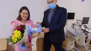 Кметът на Шумен Любомир Христов поздрави родителите на първото бебе