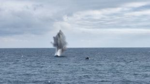 Военнослужещи от Военноморските сили ВМС унищожиха плаваща мина открита в