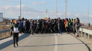 Стотици жители на 6 благоевградски села протестираха заради забавеното строителство