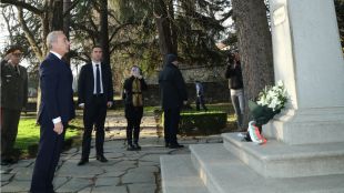 Министър председателят Гълъб Донев посети днес Калофер където участва в тържествата