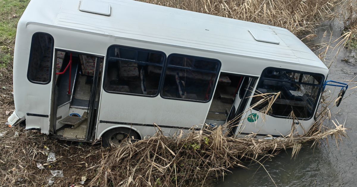 Междуселищен автобус в падна в река по време на движение,