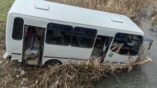 Междуселищен автобус в падна в река по време на движение