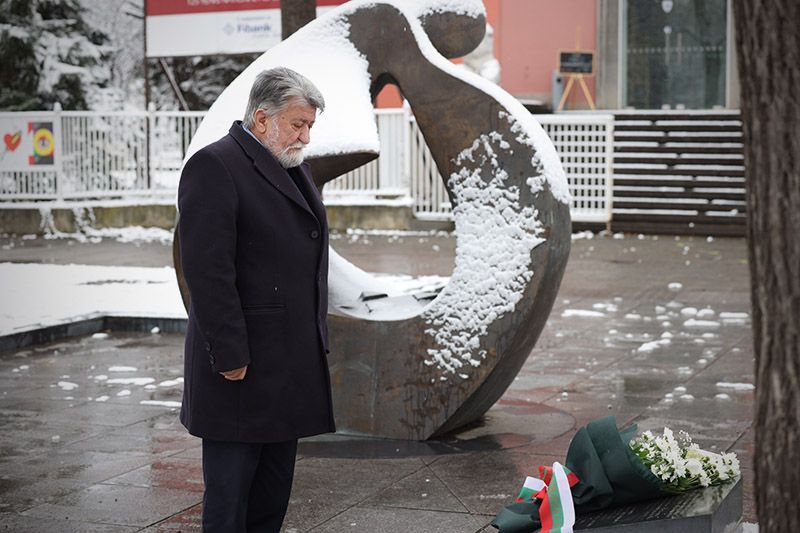 Председателят на Народното събрание Вежди Рашидов положи цветя пред Паметника