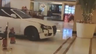 Ядосан клиент вкара автомобила си във фоайето на луксозен хотел