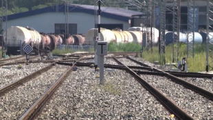 Три влакови цистерни пълни с пропилен дерайлираха в Суботица съобщи
