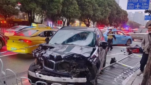 Полицията в Китай арестува мъж който се вряза с кола