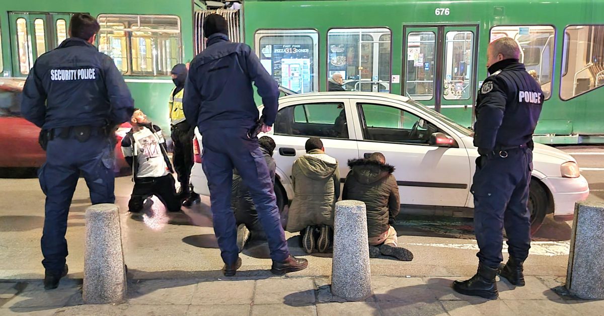 Акция в центъра на София, задържани са нелегални мигранти. Полицейски