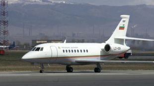 Българският правителствен самолет Фалкон кацна на летище София с пребития