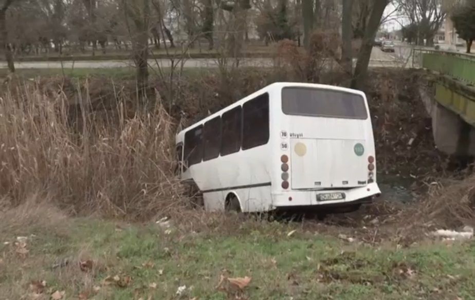 Автобус е паднал от мост в сливенското село Желю войвода.В