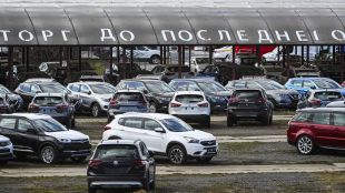 Продажбите на нови автомобили в Русия са се сринали с