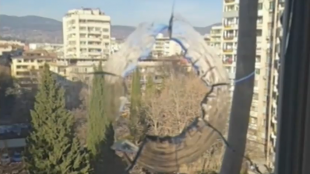 Новогодишна бомбичка разби двоен стъклопакет в детска стая в Стара
