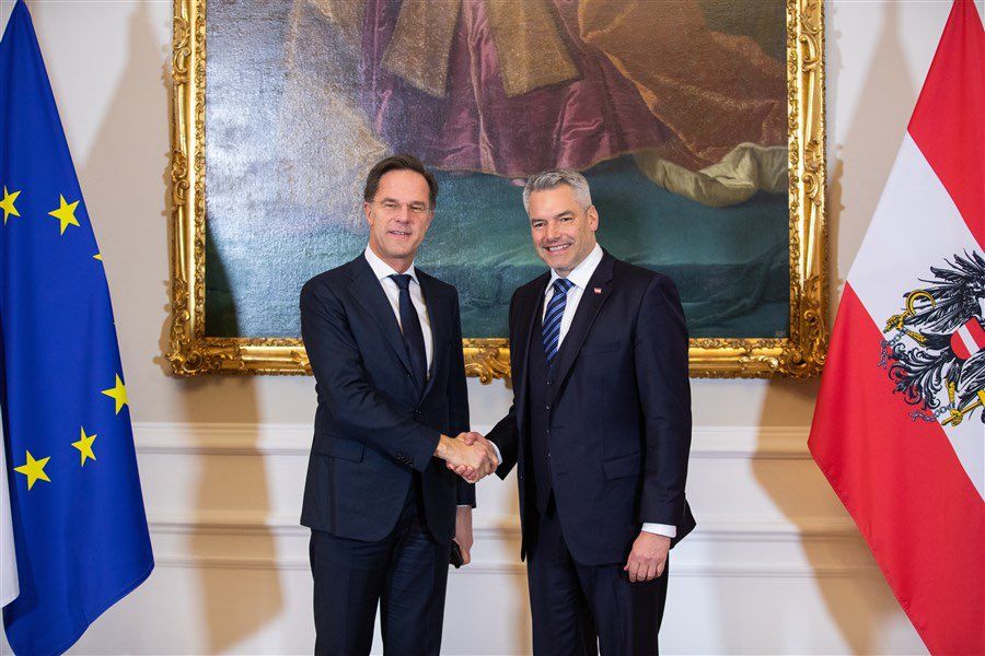 Австрийският канцлер Карл Нехамер прие вчера във Виена премиера на