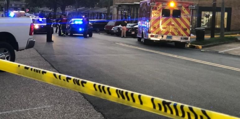 Трима души са загинали при стрелба в магазин в щата