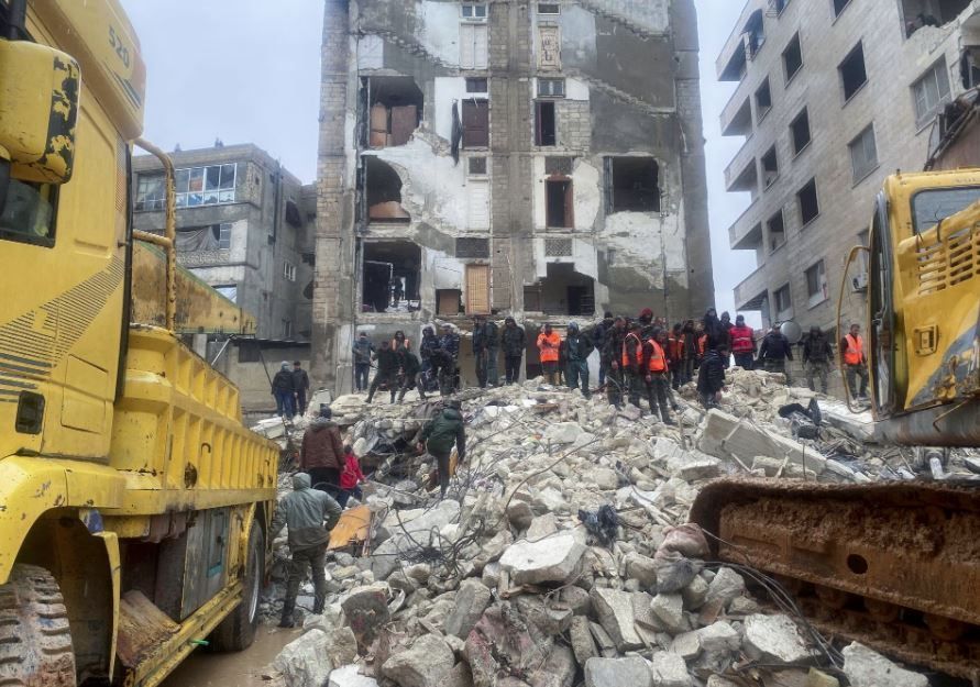 За няколко часа жертвите надминаха 2000Разрушени са хиляди сградиЕрдоган: Това