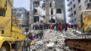 За няколко часа жертвите надминаха 2000Разрушени са хиляди сградиЕрдоган Това