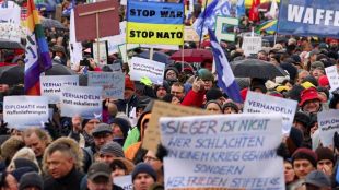 Настояват за преговори за мирХиляди германци излязоха на протест срещу