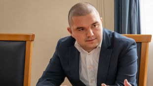 Вицепрезидентът Илияна Йотова ще връчи български документи за самоличност на