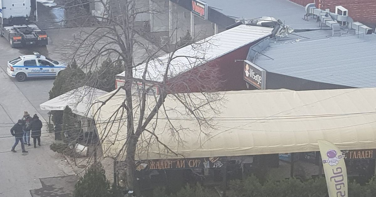 Тежкотоварен камион се вряза в кафенето на автомивка в Пазарджик.Инцидентът