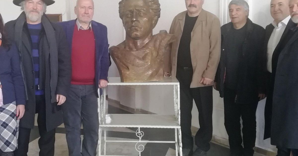 В Карлово тържествено бе изпратен паметник на Васил Левски, направен