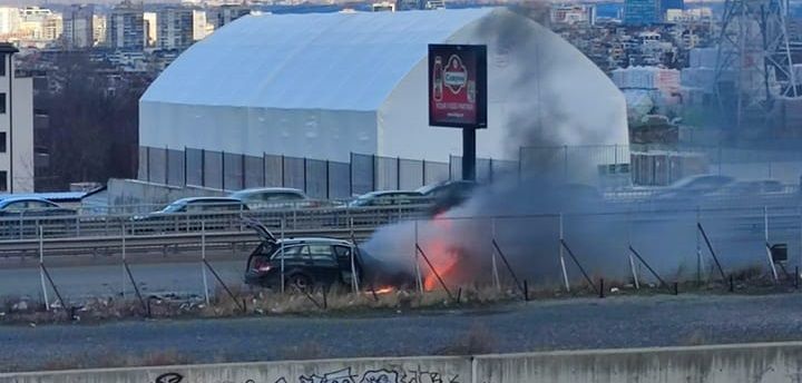 Кола се запали в локалното на Околовръстното шосе в София.Инцидентът