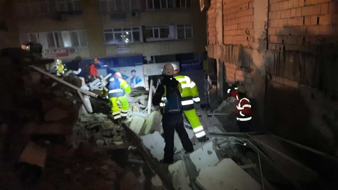 Екип от доброволци, сред които и български пожарникари, извадиха жива
