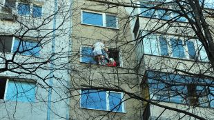 Мъж заплашва да скочи от седмия етаж на жилищен блок