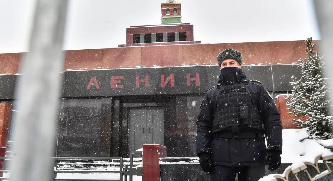 Мъж е опитал да открадне тялото на Ленин от мавзолея