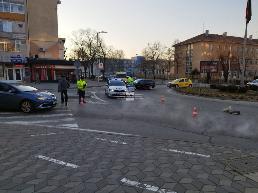 Шофьор блъсна жена, която пресичала на пешеходна пътека в Благоевград.