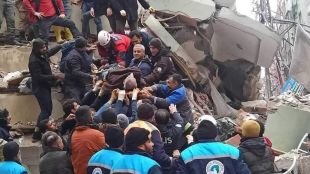 Неделният ден в опустошената от унищожителните земетресения Турция започна с